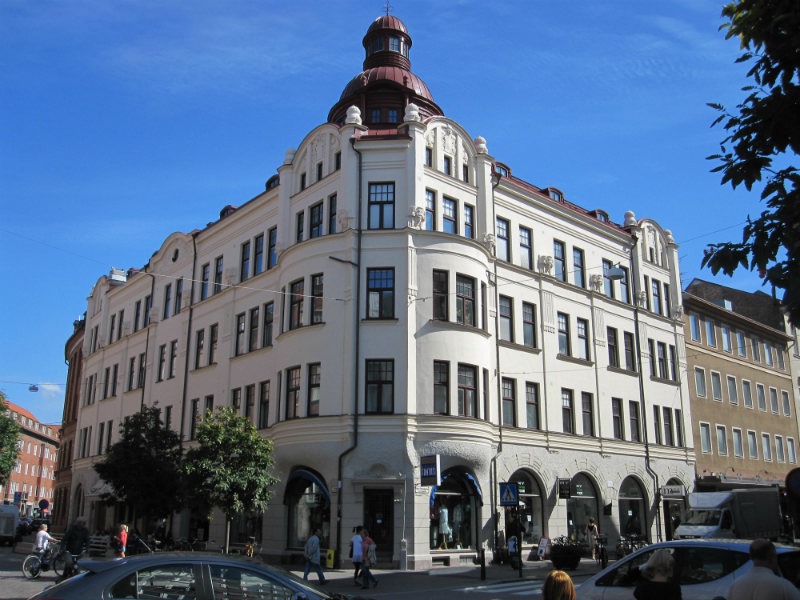 Det ståtliga huset på Södra förstadsgatan 6 med vitputsad fasad efter fasadrenovering