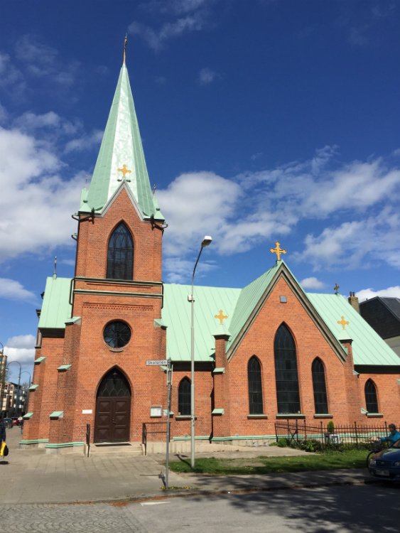 Kyrkobyggnad med målat tak som Morneon renoverade 2016