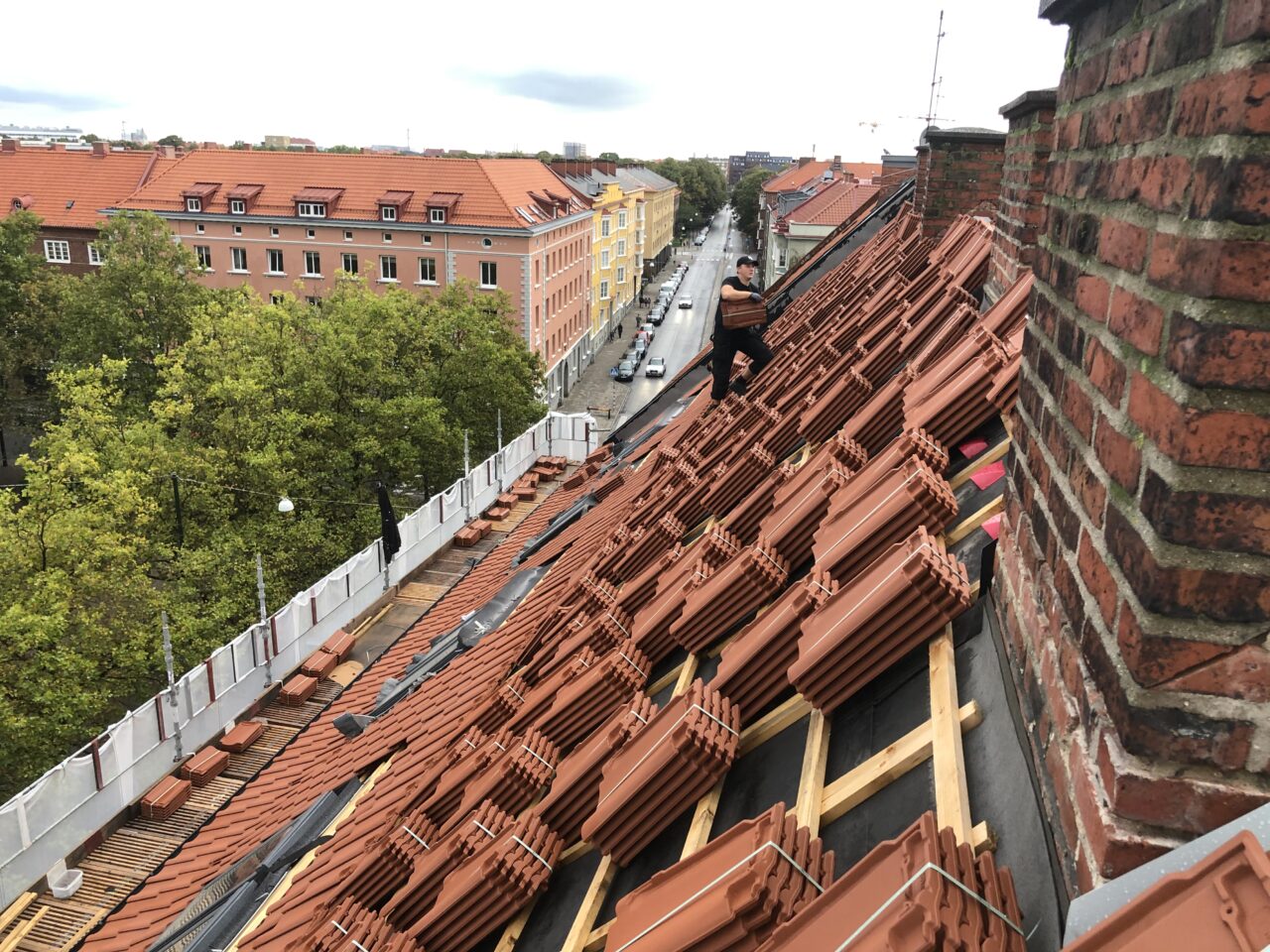 Nya tegelpannor på taket.