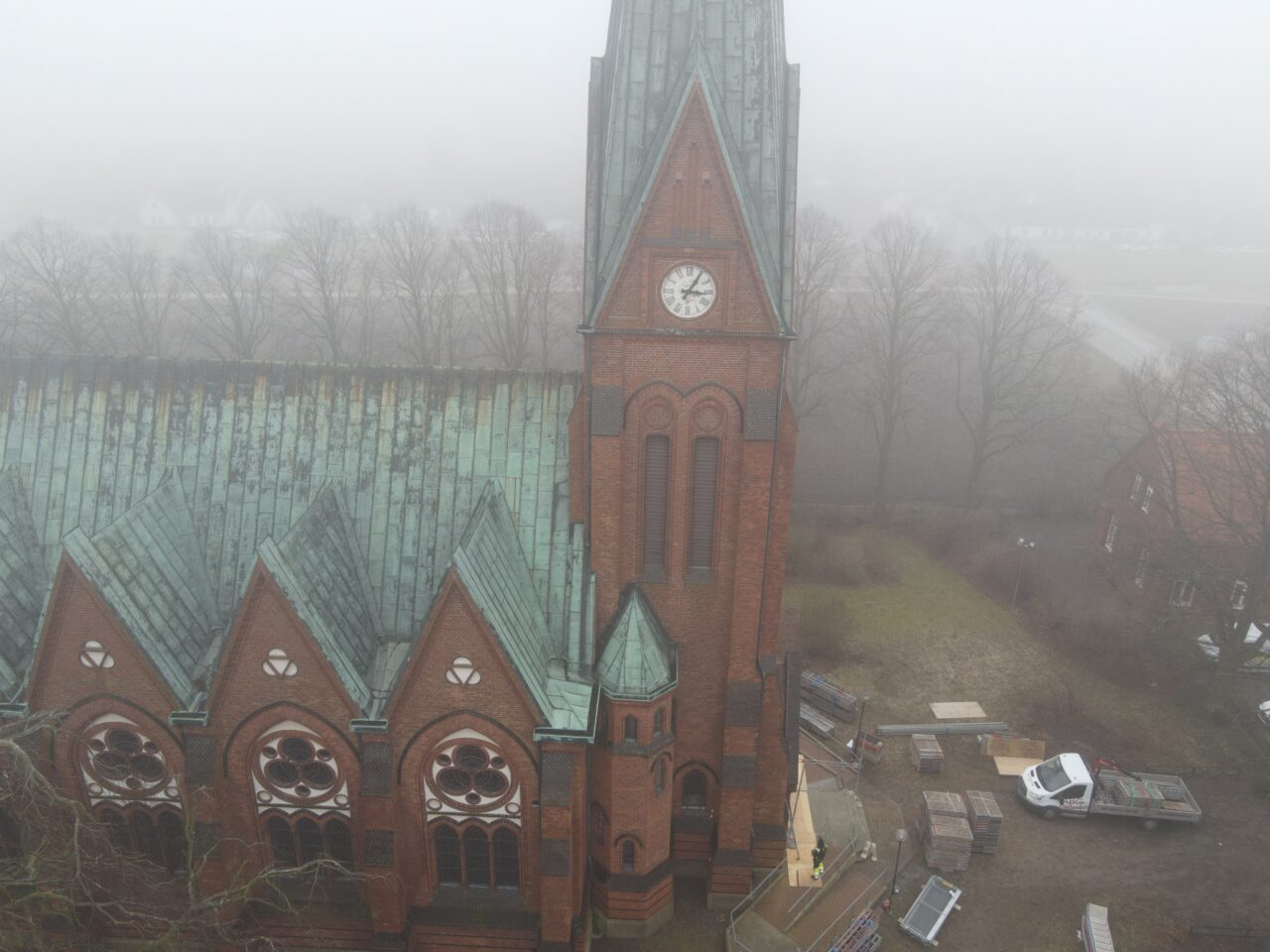 I Bunkeflo har Morneon Fasad tagit sig an ett viktigt uppdrag: att stormsäkra det vackra kyrktornet. Genom takomläggning, förstärkning av takstolar och ett omfattande tegelarbete tryggar vi nu detta kulturarv för framtiden. Läs mer om vårt arbete för Svenska Kyrkan!