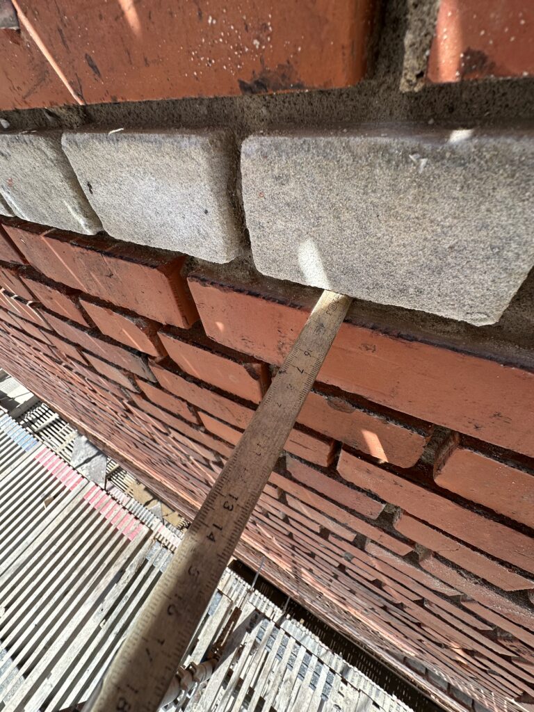 Totalrenovering av Klimatskalet: Tegelfasader, Tak och Balkonger på Svenegatan 5 i Lund